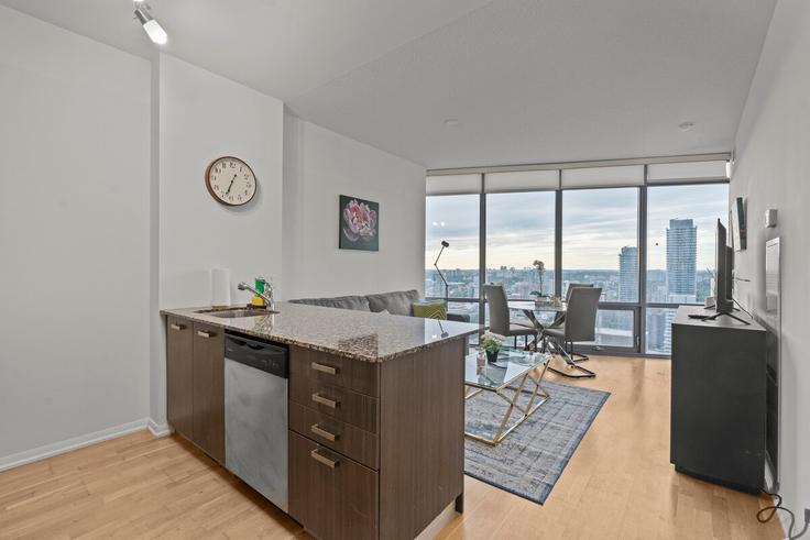 Elegante sala de estar con mobiliario moderno en un apartamento en Building Grosvenor Street - globalstayinc - 1345786 en Old Toronto, Toronto Elegante sala de estar con mobiliario moderno en un apartamento en Building Grosvenor Street - globalstayinc - 1345786 en Old Toronto, Toronto