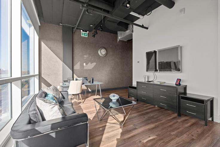Salle de séjour élégante avec mobilier moderne dans un appartement à Building Finch Avenue West - globalstayinc - 1345926 à North York, Toronto Salle de séjour élégante avec mobilier moderne dans un appartement à Building Finch Avenue West - globalstayinc - 1345926 à North York, Toronto