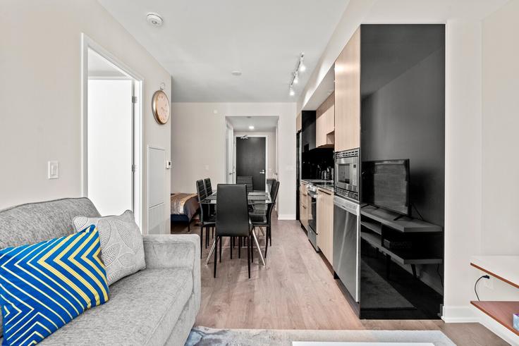 Old Toronto, Toronto에 위치한 Building Yonge Street - globalstayinc - 1345967 유닛의 세련된 인테리어가 돋보이는 거실