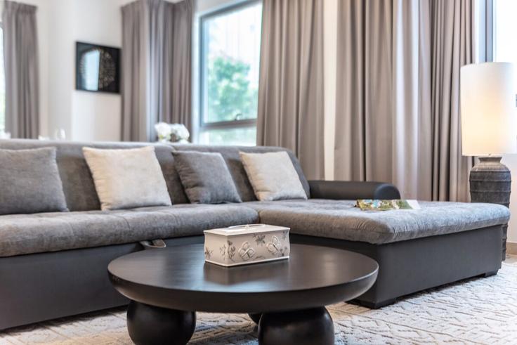 Building Tariaq Bedon Esm - globalstayinc - 1345863 adresindeki bir dairede modern mobilyalarla zarif bir şekilde tasarlanmış oturma odası Burj Khalifa, Dubai