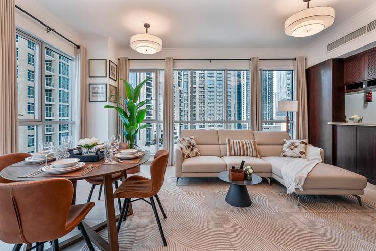 Elegant gestaltetes Wohnzimmer mit moderner Einrichtung in einer Wohnung im Building Tariaq Bedon Esm - globalstayinc - 1345752 in Downtown Dubai, Dubai Elegant gestaltetes Wohnzimmer mit moderner Einrichtung in einer Wohnung im Building Tariaq Bedon Esm - globalstayinc - 1345752 in Downtown Dubai, Dubai