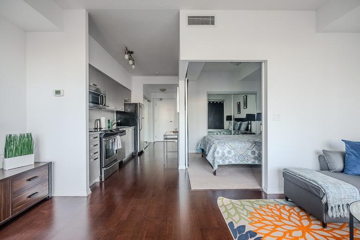 Sala de estar elegantemente projetada com móveis modernos em um apartamento no Building Bay Street - globalstayinc - 1345916 em Old Toronto, Toronto