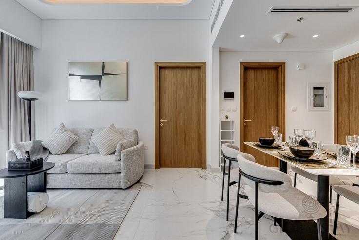 Building Tariaq Bedon Esm - globalstayinc - 1345747 adresindeki bir dairede modern mobilyalarla zarif bir şekilde tasarlanmış oturma odası Al Merkadh, Dubai