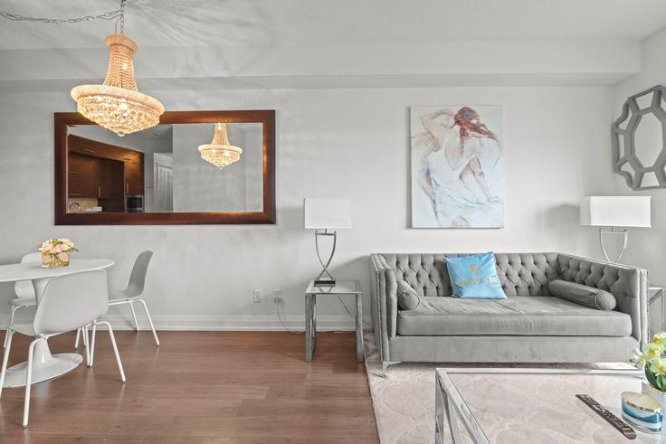 Building Sheppard Avenue East - globalstayinc - 1345971 adresindeki bir dairede modern mobilyalarla zarif bir şekilde tasarlanmış oturma odası North York, Toronto Building Sheppard Avenue East - globalstayinc - 1345971 adresindeki bir dairede modern mobilyalarla zarif bir şekilde tasarlanmış oturma odası North York, Toronto