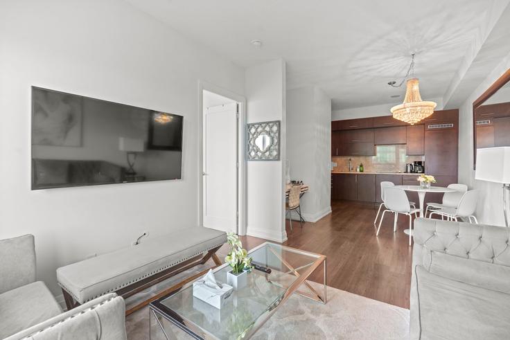 North York, Toronto에 위치한 Building Sheppard Avenue East - globalstayinc - 1345971 유닛의 세련된 인테리어가 돋보이는 거실 North York, Toronto에 위치한 Building Sheppard Avenue East - globalstayinc - 1345971 유닛의 세련된 인테리어가 돋보이는 거실