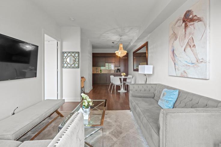 Building Glendora Avenue - globalstayinc - 1345972 adresindeki bir dairede modern mobilyalarla zarif bir şekilde tasarlanmış oturma odası North York, Toronto Building Glendora Avenue - globalstayinc - 1345972 adresindeki bir dairede modern mobilyalarla zarif bir şekilde tasarlanmış oturma odası North York, Toronto