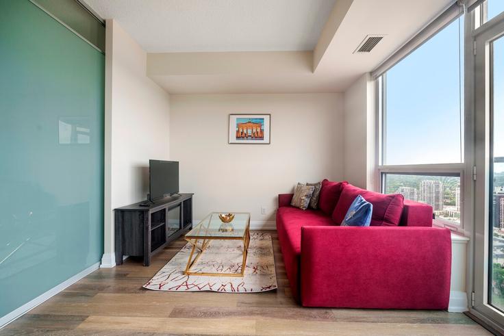 Elegant gestaltetes Wohnzimmer mit moderner Einrichtung in einer Wohnung im Building Glendora Avenue - globalstayinc - 1359747 in North York, Toronto