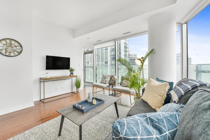 Sala de estar elegantemente projetada com móveis modernos em um apartamento no Building York Street - globalstayinc - 1388810 em Old Toronto, Toronto Sala de estar elegantemente projetada com móveis modernos em um apartamento no Building York Street - globalstayinc - 1388810 em Old Toronto, Toronto
