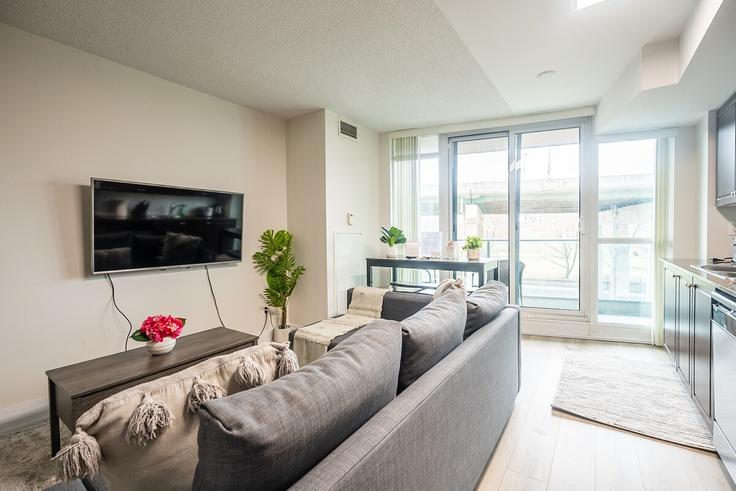Building Bastion Street - globalstayinc - 1390137 adresindeki bir dairede modern mobilyalarla zarif bir şekilde tasarlanmış oturma odası Old Toronto, Toronto