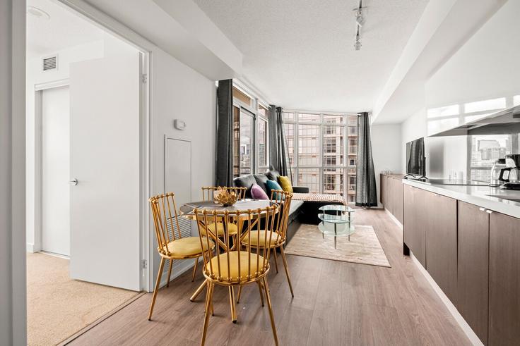Salle de séjour élégante avec mobilier moderne dans un appartement à Building Puente de Luz - globalstayinc - 1463258 à Old Toronto, Toronto