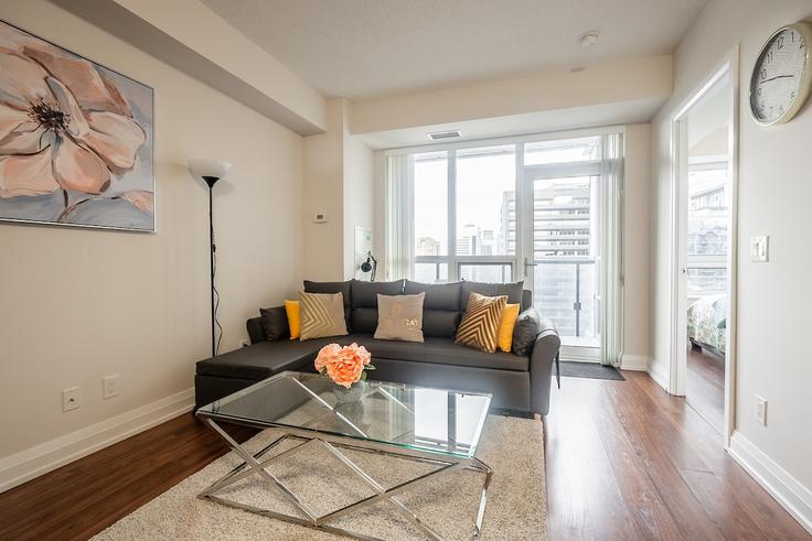 Salle de séjour élégante avec mobilier moderne dans un appartement à Building Yonge Street - globalstayinc - 1471352 à North York, Toronto Salle de séjour élégante avec mobilier moderne dans un appartement à Building Yonge Street - globalstayinc - 1471352 à North York, Toronto