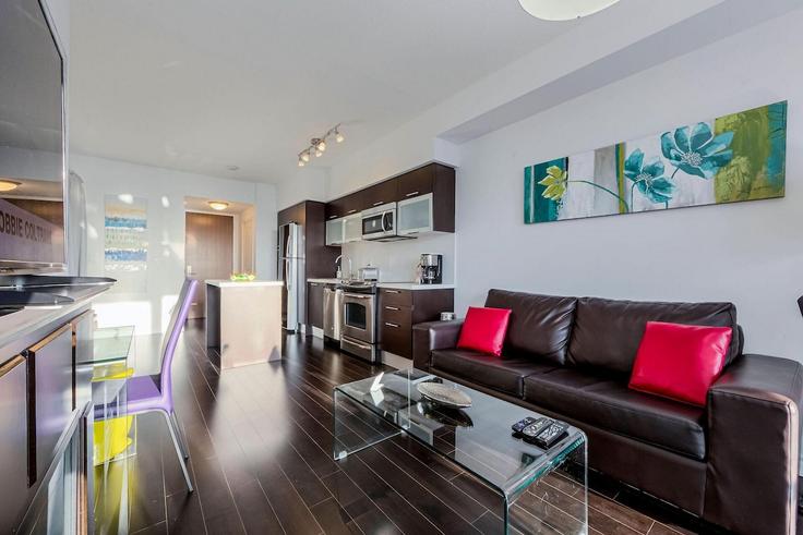 Old Toronto, Toronto에 위치한 Building Yonge Street - globalstayinc - 1502597 유닛의 세련된 인테리어가 돋보이는 거실
