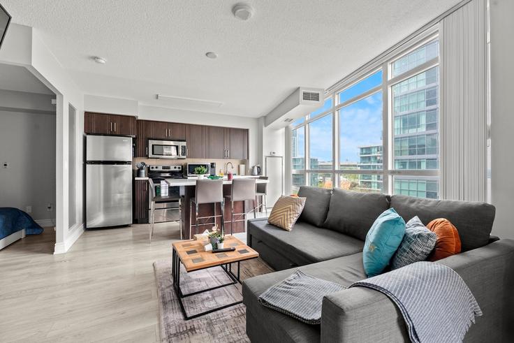 Elegant gestaltetes Wohnzimmer mit moderner Einrichtung in einer Wohnung im Building Fort York Boulevard - globalstayinc - 1507488 in Old Toronto, Toronto