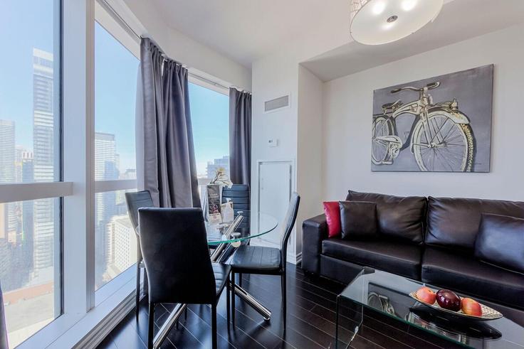 Sala de estar elegantemente projetada com móveis modernos em um apartamento no Building Yonge Street - globalstayinc - 1509517 em Old Toronto, Toronto Sala de estar elegantemente projetada com móveis modernos em um apartamento no Building Yonge Street - globalstayinc - 1509517 em Old Toronto, Toronto