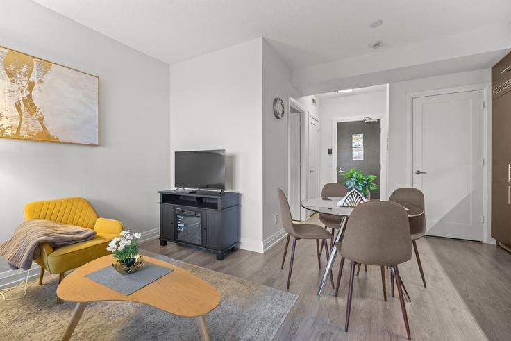 Elegante sala de estar con mobiliario moderno en un apartamento en Building Yonge Street - globalstayinc - 1511360 en North York, Toronto Elegante sala de estar con mobiliario moderno en un apartamento en Building Yonge Street - globalstayinc - 1511360 en North York, Toronto