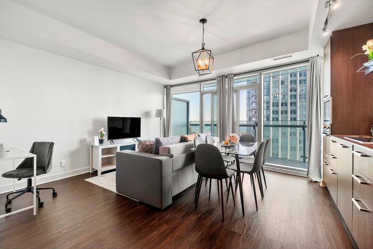 Elegant gestaltetes Wohnzimmer mit moderner Einrichtung in einer Wohnung im Building Lower Simcoe Street - globalstayinc - 1512535 in Old Toronto, Toronto Elegant gestaltetes Wohnzimmer mit moderner Einrichtung in einer Wohnung im Building Lower Simcoe Street - globalstayinc - 1512535 in Old Toronto, Toronto