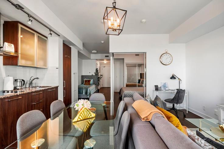 Elegant gestaltetes Wohnzimmer mit moderner Einrichtung in einer Wohnung im Building York Street - globalstayinc - 1513069 in Old Toronto, Toronto Elegant gestaltetes Wohnzimmer mit moderner Einrichtung in einer Wohnung im Building York Street - globalstayinc - 1513069 in Old Toronto, Toronto