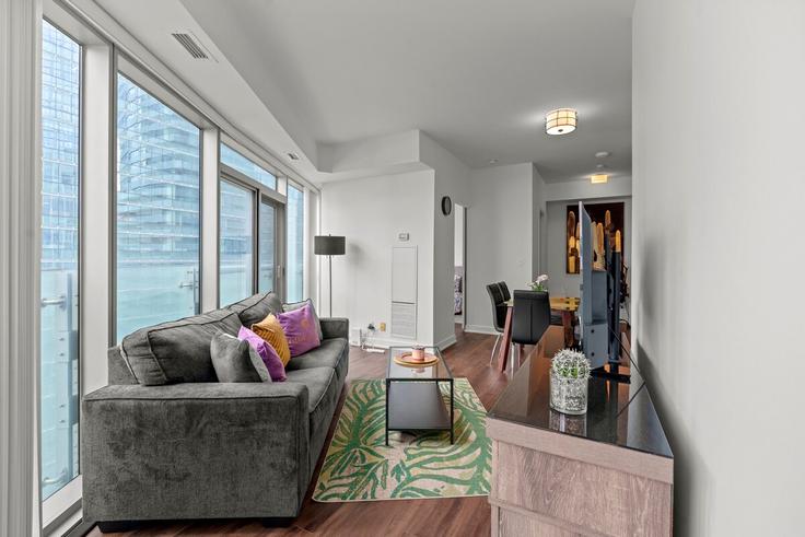 Salle de séjour élégante avec mobilier moderne dans un appartement à Building Lower Simcoe Street - globalstayinc - 1514101 à Old Toronto, Toronto Salle de séjour élégante avec mobilier moderne dans un appartement à Building Lower Simcoe Street - globalstayinc - 1514101 à Old Toronto, Toronto