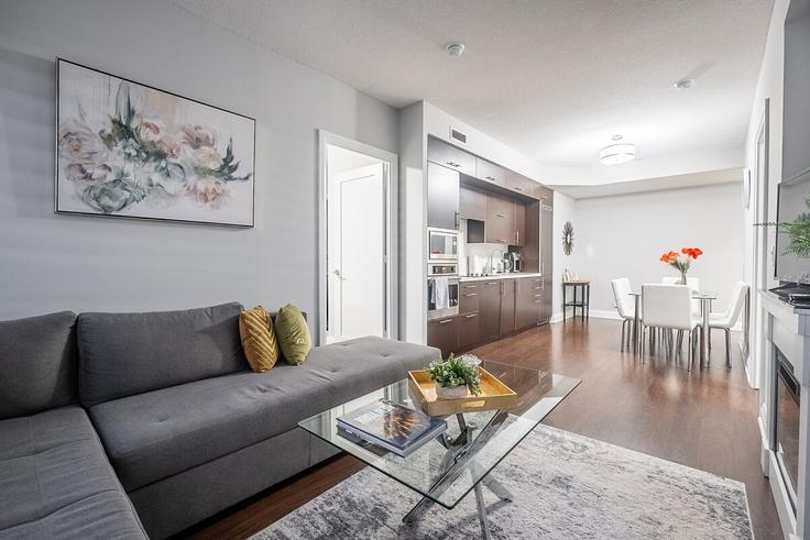 Salle de séjour élégante avec mobilier moderne dans un appartement à Building Anndale Drive - globalstayinc - 1514098 à North York, Toronto