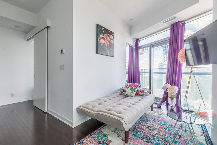Elegant gestaltetes Wohnzimmer mit moderner Einrichtung in einer Wohnung im Building York Street - globalstayinc - 1515759 in Old Toronto, Toronto