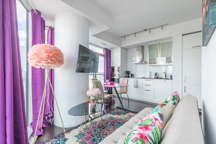 Elegant gestaltetes Wohnzimmer mit moderner Einrichtung in einer Wohnung im Building York Street - globalstayinc - 1515757 in Old Toronto, Toronto