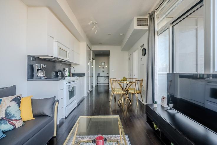 Elegante sala de estar con mobiliario moderno en un apartamento en Building Iceboat Terrace - globalstayinc - 1513864 en Old Toronto, Toronto