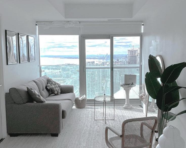 Elegante sala de estar con mobiliario moderno en un apartamento en Building Bremner Boulevard - globalstayinc - 1520081 en Old Toronto, Toronto