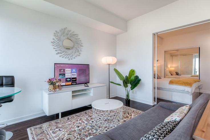 Elegante sala de estar con mobiliario moderno en un apartamento en Building Bremner Boulevard - globalstayinc - 1529221 en Old Toronto, Toronto Elegante sala de estar con mobiliario moderno en un apartamento en Building Bremner Boulevard - globalstayinc - 1529221 en Old Toronto, Toronto