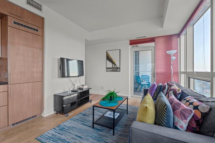 Salle de séjour élégante avec mobilier moderne dans un appartement à Building Yonge Street - globalstayinc - 1531076 à North York, Toronto