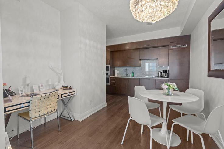 Elegante sala de estar con mobiliario moderno en un apartamento en Building Sheppard Avenue East - globalstayinc - 1531075 en North York, Toronto Elegante sala de estar con mobiliario moderno en un apartamento en Building Sheppard Avenue East - globalstayinc - 1531075 en North York, Toronto