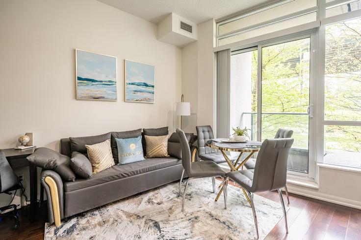 Elegant gestaltetes Wohnzimmer mit moderner Einrichtung in einer Wohnung im Building Lake Shore Boulevard West - globalstayinc - 1531293 in Old Toronto, Toronto