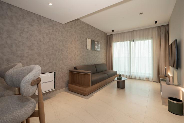 Dubai Al Barsha South FifthのBuilding Tulip Street - globalstayinc - 1532834のアパートメントにある、モダンな家具を備えたエレガントなデザインのリビングルーム