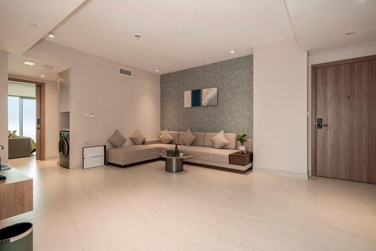 Dubai Al Barsha South FifthのBuilding Tulip Street - globalstayinc - 1534812のアパートメントにある、モダンな家具を備えたエレガントなデザインのリビングルーム