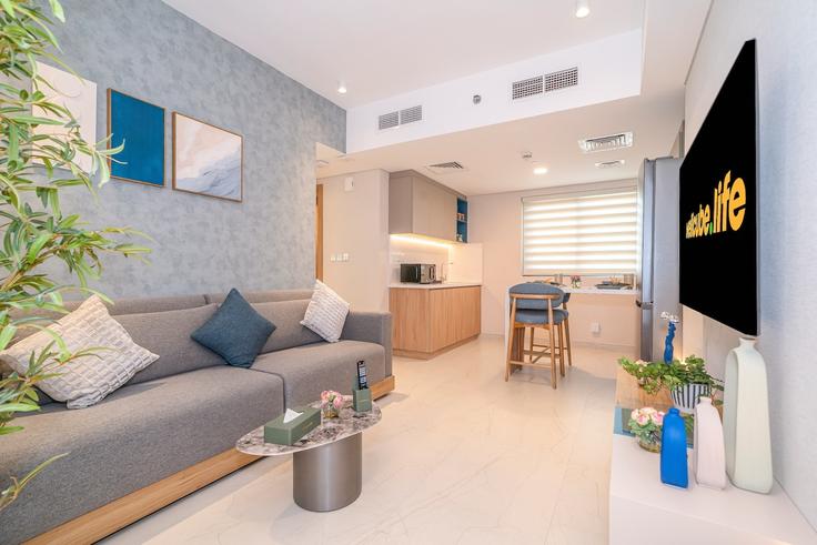 Dubai Al Barsha South FifthのBuilding Tulip Street - globalstayinc - 1534814のアパートメントにある、モダンな家具を備えたエレガントなデザインのリビングルーム