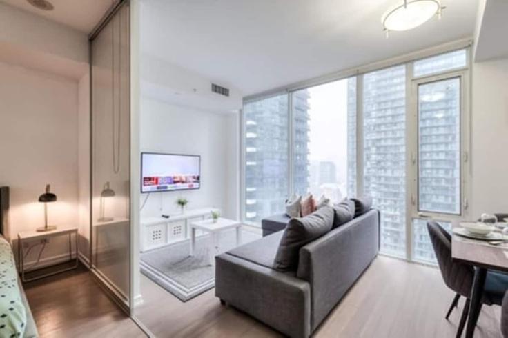 Sala de estar elegantemente projetada com móveis modernos em um apartamento no Building King Street West - globalstayinc - 1536478 em Old Toronto, Toronto Sala de estar elegantemente projetada com móveis modernos em um apartamento no Building King Street West - globalstayinc - 1536478 em Old Toronto, Toronto