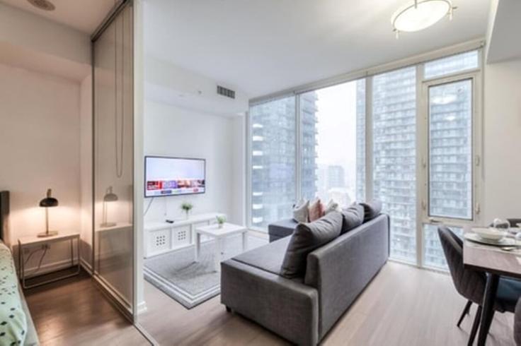 Old Toronto, Toronto에 위치한 Building Peter Street - globalstayinc - 1537462 유닛의 세련된 인테리어가 돋보이는 거실