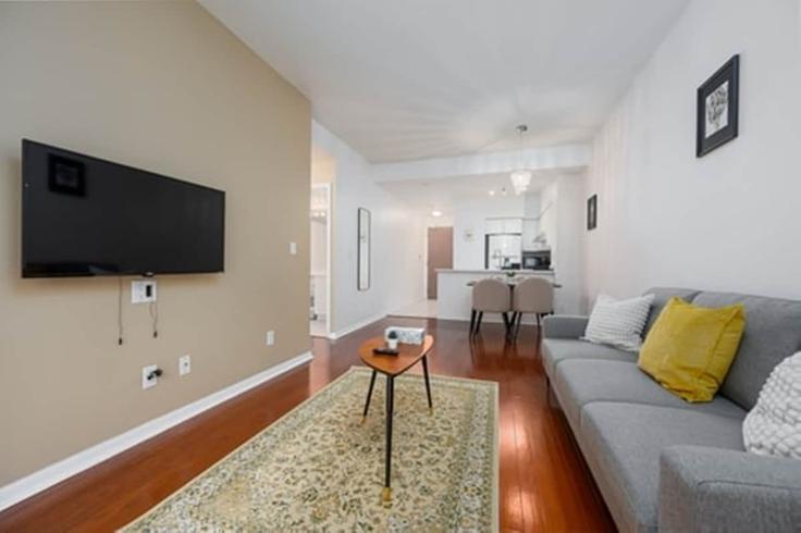 Building Fort York Boulevard - globalstayinc - 1539925 adresindeki bir dairede modern mobilyalarla zarif bir şekilde tasarlanmış oturma odası Old Toronto, Toronto