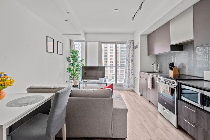 Elegant gestaltetes Wohnzimmer mit moderner Einrichtung in einer Wohnung im Building Jarvis Street - globalstayinc - 1540712 in Old Toronto, Toronto