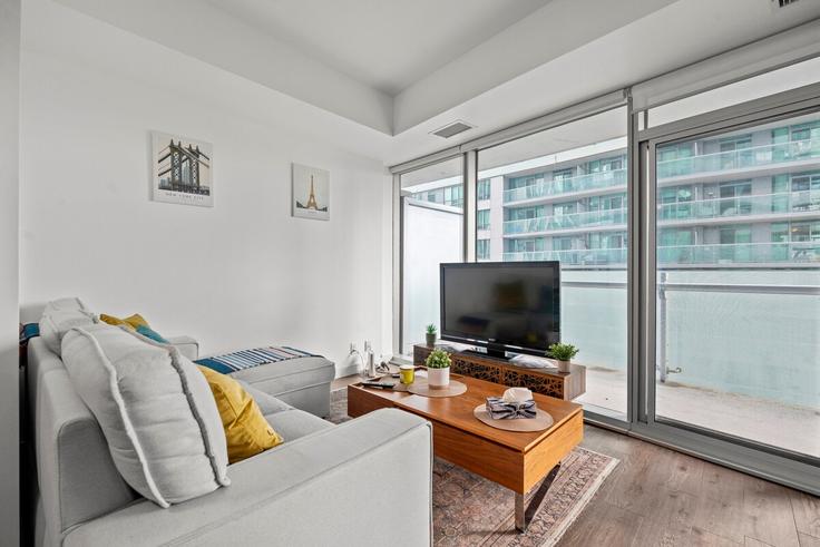 Building Lower Simcoe Street - globalstayinc - 1541553 adresindeki bir dairede modern mobilyalarla zarif bir şekilde tasarlanmış oturma odası Old Toronto, Toronto Building Lower Simcoe Street - globalstayinc - 1541553 adresindeki bir dairede modern mobilyalarla zarif bir şekilde tasarlanmış oturma odası Old Toronto, Toronto