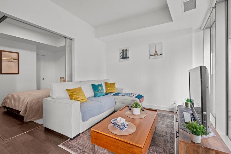 Building Lower Simcoe Street - globalstayinc - 1541554 adresindeki bir dairede modern mobilyalarla zarif bir şekilde tasarlanmış oturma odası Old Toronto, Toronto Building Lower Simcoe Street - globalstayinc - 1541554 adresindeki bir dairede modern mobilyalarla zarif bir şekilde tasarlanmış oturma odası Old Toronto, Toronto