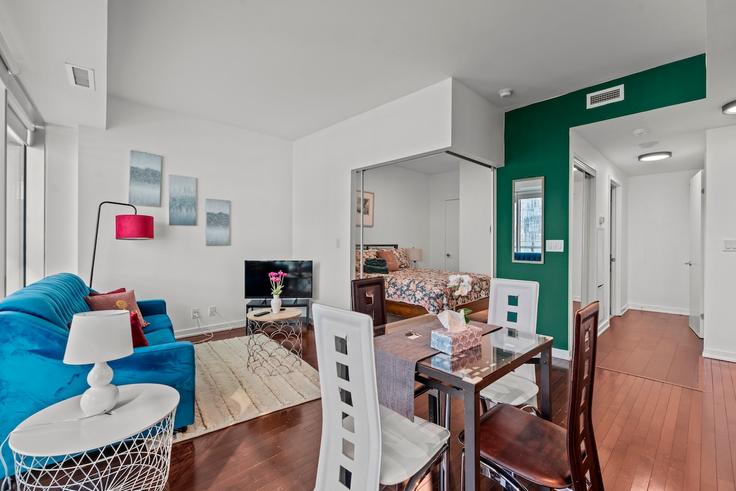 Elegante sala de estar con mobiliario moderno en un apartamento en Building Lower Simcoe Street - globalstayinc - 1541007 en Old Toronto, Toronto Elegante sala de estar con mobiliario moderno en un apartamento en Building Lower Simcoe Street - globalstayinc - 1541007 en Old Toronto, Toronto