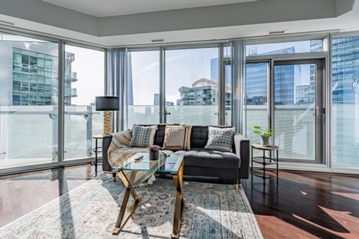 Sala de estar elegantemente projetada com móveis modernos em um apartamento no Building Grand Trunk Crescent - globalstayinc - 1542261 em Old Toronto, Toronto Sala de estar elegantemente projetada com móveis modernos em um apartamento no Building Grand Trunk Crescent - globalstayinc - 1542261 em Old Toronto, Toronto