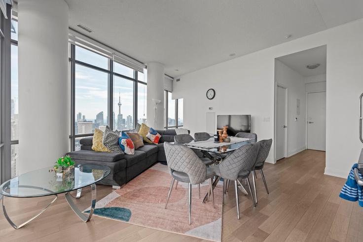 Elegant gestaltetes Wohnzimmer mit moderner Einrichtung in einer Wohnung im Building Bay Street - globalstayinc - 1571108 in Old Toronto, Toronto