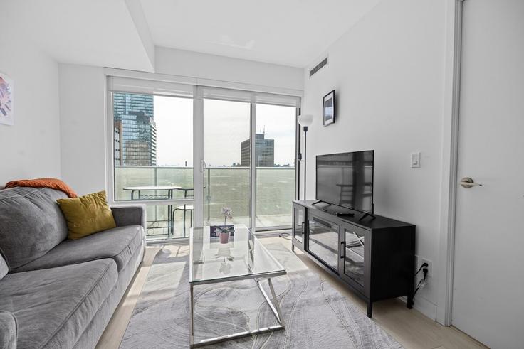 Elegant gestaltetes Wohnzimmer mit moderner Einrichtung in einer Wohnung im Building Yonge Street - globalstayinc - 1571748 in Old Toronto, Toronto Elegant gestaltetes Wohnzimmer mit moderner Einrichtung in einer Wohnung im Building Yonge Street - globalstayinc - 1571748 in Old Toronto, Toronto