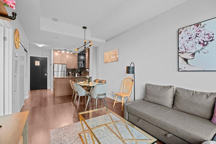 Toronto Old TorontoのBuilding Dunfield Avenue - globalstayinc - 1572330のアパートメントにある、モダンな家具を備えたエレガントなデザインのリビングルーム Toronto Old TorontoのBuilding Dunfield Avenue - globalstayinc - 1572330のアパートメントにある、モダンな家具を備えたエレガントなデザインのリビングルーム