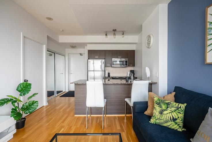 Elegant gestaltetes Wohnzimmer mit moderner Einrichtung in einer Wohnung im Building Bay Street - globalstayinc - 1574543 in Old Toronto, Toronto