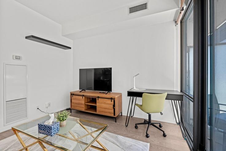 Elegant gestaltetes Wohnzimmer mit moderner Einrichtung in einer Wohnung im Building Bay Street - globalstayinc - 1578245 in Old Toronto, Toronto