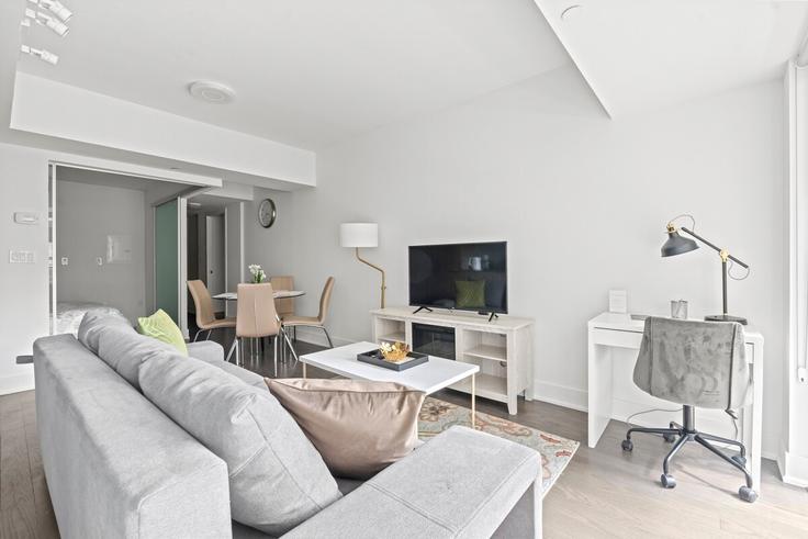 Elegant gestaltetes Wohnzimmer mit moderner Einrichtung in einer Wohnung im Building Bay Street - globalstayinc - 1578257 in Old Toronto, Toronto
