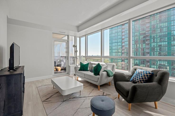Building Anndale Drive - globalstayinc - 1578200 adresindeki bir dairede modern mobilyalarla zarif bir şekilde tasarlanmış oturma odası North York, Toronto