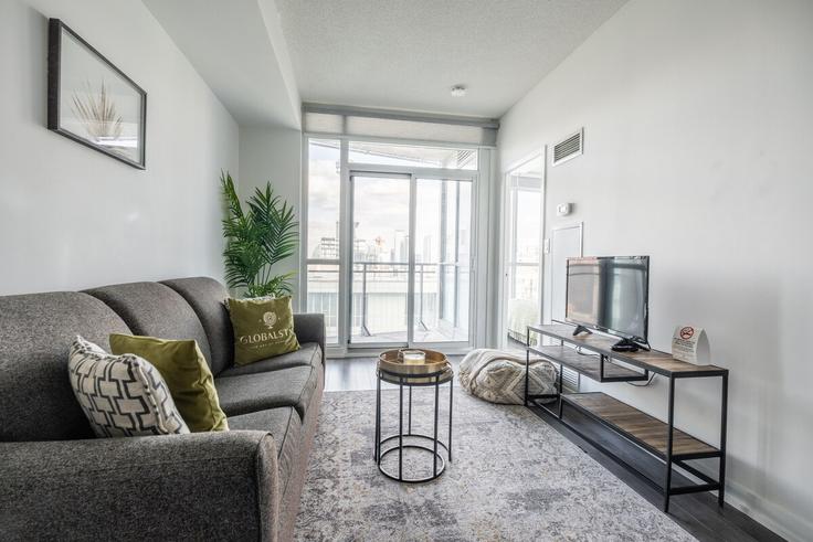 Salle de séjour élégante avec mobilier moderne dans un appartement à Building Iceboat Terrace - globalstayinc - 1580223 à Old Toronto, Toronto Salle de séjour élégante avec mobilier moderne dans un appartement à Building Iceboat Terrace - globalstayinc - 1580223 à Old Toronto, Toronto